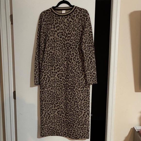 H&M Dresses & Skirts - H&M Animal Print Long Sleeve Dress